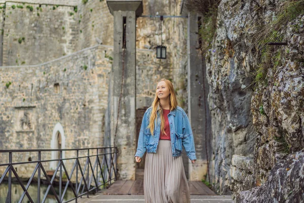 Woman tourist enjoying Colorful street in Old town of Kotor on a sunny day, Montenegro. Travel to Montenegro concept — ストック写真