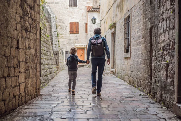 Pai e filho viajantes desfrutando de rua colorida na cidade velha de Kotor em um dia ensolarado, Montenegro. Viajar para Montenegro conceito — Fotografia de Stock