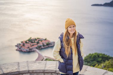 Karadağ 'ın Budva Riviera kentindeki St. Stephen adasının güzel manzaralı kadın turist Sveti Stefan. Karadağ 'a Seyahat