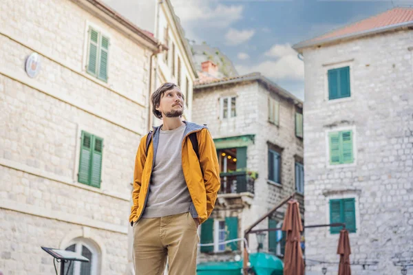 Man turist njuter av färgglada gatan i Gamla stan i Kotor på en solig dag, Montenegro. Resor till Montenegro konceptet — Stockfoto