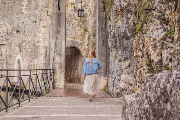 Mulher turista desfrutando Colorful rua na cidade velha de Kotor em um dia ensolarado, Montenegro. Viajar para Montenegro conceito — Fotografia de Stock