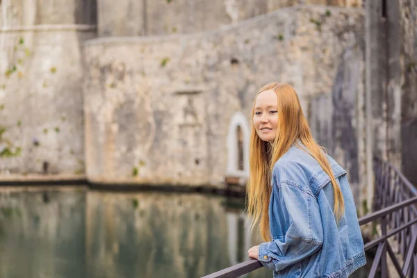 Femme touriste profitant de la rue colorée dans la vieille ville de Kotor par une journée ensoleillée, Monténégro. Concept Voyage au Monténégro — Photo