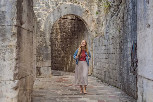 Karadağ 'ın eski Kotor kasabasında güneşli bir günde Renkli Sokak' ın tadını çıkaran kadın turist. Karadağ 'a Seyahat — Stok fotoğraf