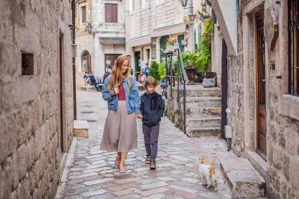 Мама и сын путешественники наслаждаются красочной улице в Старом городе Котор в солнечный день, Черногория. Концепция путешествия в Черногорию — стоковое фото