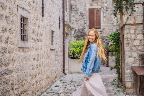 Karadağ 'ın eski Kotor kasabasında güneşli bir günde Renkli Sokak' ın tadını çıkaran kadın turist. Karadağ 'a Seyahat — Stok fotoğraf