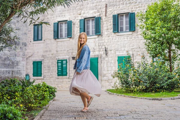 Karadağ 'ın eski Kotor kasabasında güneşli bir günde Renkli Sokak' ın tadını çıkaran kadın turist. Karadağ 'a Seyahat — Stok fotoğraf