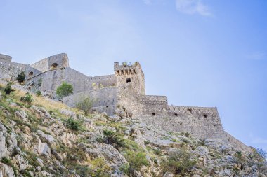 Karadağ. Kotor Körfezi, Kotor Körfezi, Boka Kotorska ve eski şehrin duvarları. Kotor 'un tahkimatları 1979 yılından bu yana UNESCO Dünya Mirasları Listesinde yer alıyor.