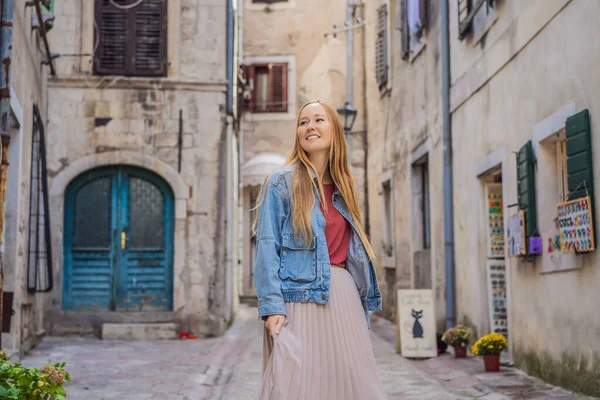 Donna turista godendo Strada colorata nel centro storico di Kotor in una giornata di sole, Montenegro. Viaggio in Montenegro concetto — Foto Stock