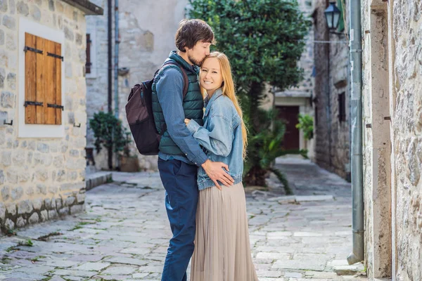 Hombre y mujer pareja de turistas disfrutando de colorida calle en el casco antiguo de Kotor en un día soleado, Montenegro. Viajes a Montenegro concepto —  Fotos de Stock