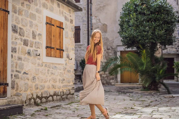 Woman tourist enjoying Colorful street in Old town of Kotor on a sunny day, Montenegro. Travel to Montenegro concept — Stock Photo, Image