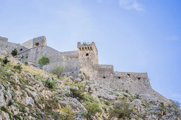 Karadağ. Kotor Körfezi, Kotor Körfezi, Boka Kotorska ve eski şehrin duvarları. Kotor 'un tahkimatları 1979 yılından bu yana UNESCO Dünya Mirasları Listesinde yer alıyor.