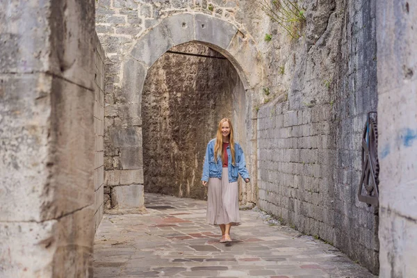 Kvinna turist njuter av färgglada gatan i Gamla stan i Kotor på en solig dag, Montenegro. Resor till Montenegro konceptet — Stockfoto