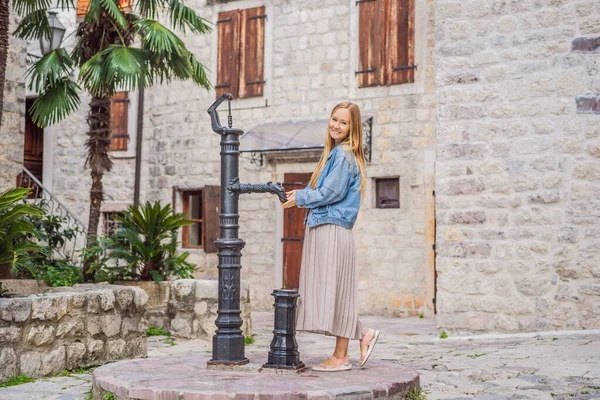 Karadağ 'ın eski Kotor kasabasında güneşli bir günde Renkli Sokak' ın tadını çıkaran kadın turist. Karadağ 'a Seyahat — Stok fotoğraf