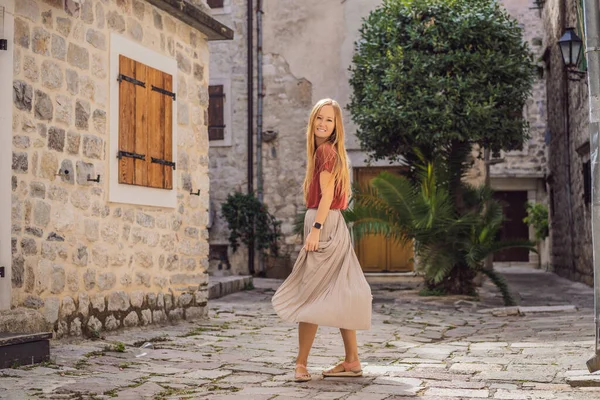 Touristin genießt die bunte Straße in der Altstadt von Kotor an einem sonnigen Tag, Montenegro. Reisen nach Montenegro — Stockfoto