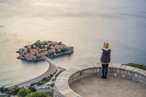 Kvinna turist på bakgrund av vacker utsikt över ön St Stephen, Sveti Stefan på Budva Riviera, Budva, Montenegro. Resor till Montenegro konceptet — Stockfoto