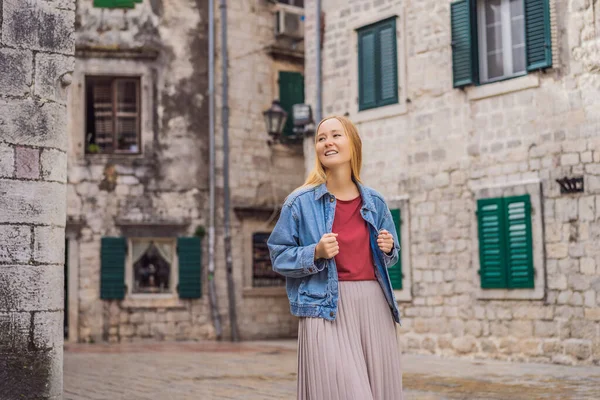 Woman tourist enjoying Colorful street in Old town of Kotor on a sunny day, Montenegro. Travel to Montenegro concept — ストック写真