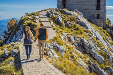 Karadağ 'ın Lovcen kentindeki dağ manzarasında bir çift turist ve erkek. Karadağ 'a Seyahat