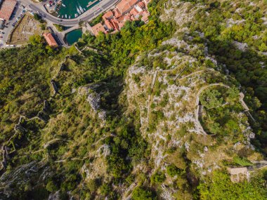Karadağ. Kotor Körfezi, Kotor Körfezi, Boka Kotorska ve eski şehrin duvarları. Kotor 'un tahkimatları 1979 yılından bu yana UNESCO Dünya Mirasları Listesinde yer alıyor.