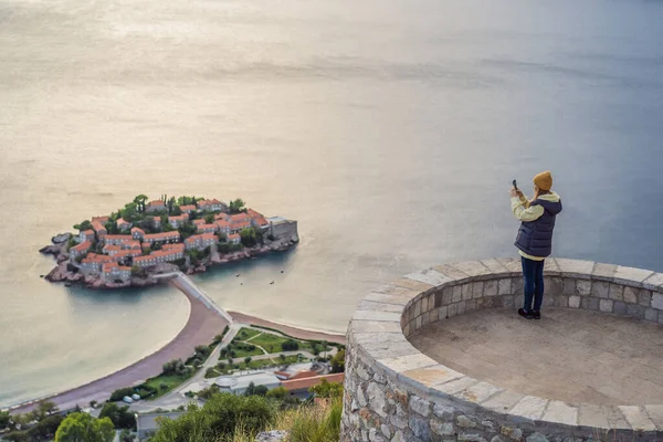 Mulher turista no fundo da bela vista da ilha de Santo Estêvão, Sveti Stefan no Budva Riviera, Budva, Montenegro. Viajar para Montenegro conceito — Fotografia de Stock