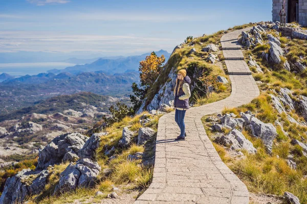 Karadağ 'daki ulusal park Lovcen' de dağ manzarasında kadın gezgin. Karadağ 'a Seyahat