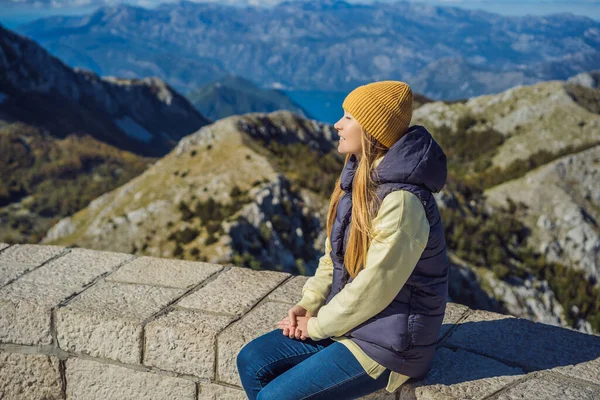 Karadağ 'daki ulusal park Lovcen' de dağ manzarasında kadın gezgin. Karadağ 'a Seyahat — Stok fotoğraf