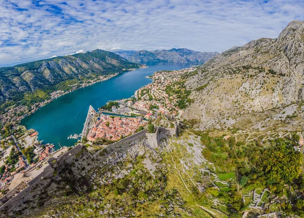 Černá Hora. Kotorský záliv, Kotorský záliv, Boka Kotorská a zděné staré město. Opevnění Kotoru je na seznamu světového dědictví UNESCO od roku 1979 — Stock fotografie