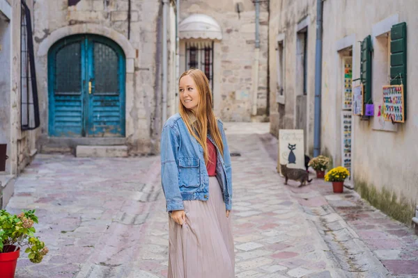 Woman tourist enjoying Colorful street in Old town of Kotor on a sunny day, Montenegro. Travel to Montenegro concept — ストック写真