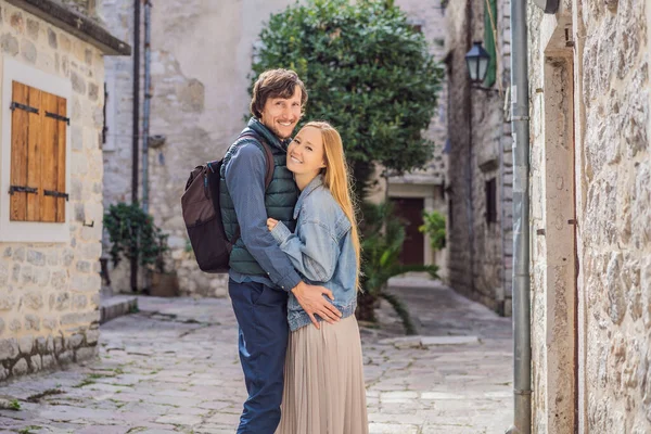 Man en vrouw paar toeristen genieten van kleurrijke straat in het oude centrum van Kotor op een zonnige dag, Montenegro. Reizen naar Montenegro — Stockfoto