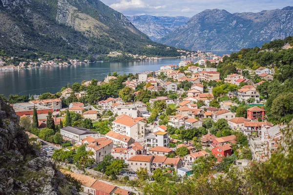 Karadağ. Kotor Körfezi, Kotor Körfezi, Boka Kotorska ve eski şehrin duvarları. Kotor 'un tahkimatları 1979 yılından bu yana UNESCO Dünya Mirasları Listesinde yer alıyor.
