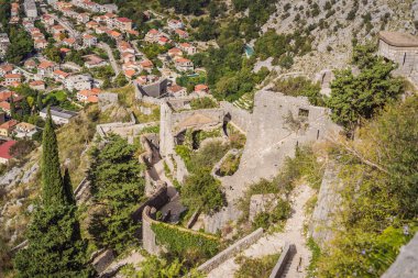 Karadağ. Kotor Körfezi, Kotor Körfezi, Boka Kotorska ve eski şehrin duvarları. Kotor 'un tahkimatları 1979 yılından bu yana UNESCO Dünya Mirasları Listesinde yer alıyor.