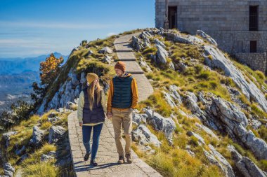 Karadağ 'ın Lovcen kentindeki dağ manzarasında bir çift turist ve erkek. Karadağ 'a Seyahat