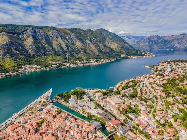 Montenegro. Baía de Kotor, Golfo de Kotor, Boka Kotorska e cidade velha murada. Fortificações de Kotor está na lista do Patrimônio Mundial da UNESCO desde 1979 — Fotografia de Stock