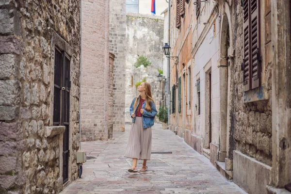 Kvinna turist njuter av färgglada gatan i Gamla stan i Kotor på en solig dag, Montenegro. Resor till Montenegro konceptet — Stockfoto