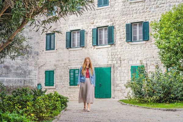 Woman tourist enjoying Colorful street in Old town of Kotor on a sunny day, Montenegro. Travel to Montenegro concept — ストック写真