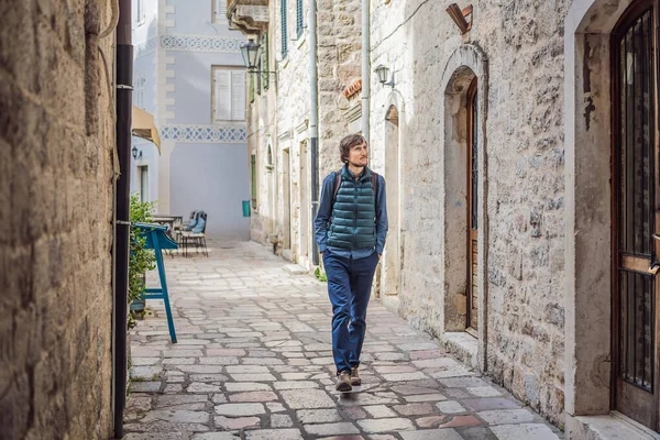 Man tourist enjoying Colorful street in Old town of Kotor on a sunny day, Montenegro. Travel to Montenegro concept — ストック写真