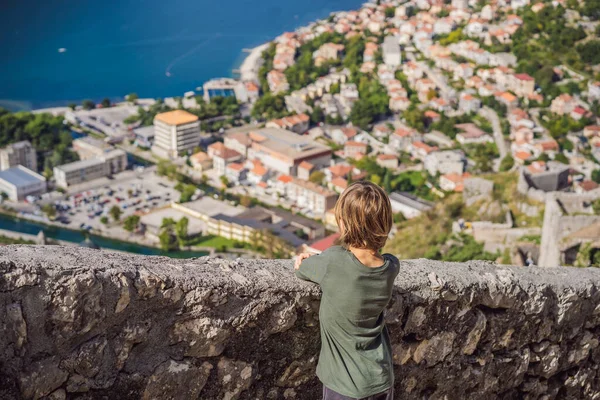 Karadağ 'ın eski Kotor kasabasında güneşli bir günde Renkli caddenin tadını çıkaran erkek turist. Karadağ 'a Seyahat — Stok fotoğraf