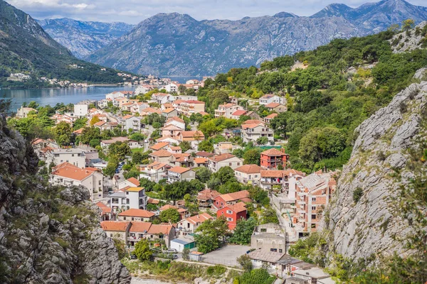 Montenegro. Teluk Kotor, Teluk Kotor, Boka Kotorska dan kota tua berdinding. Benteng Kotor masuk dalam Daftar Warisan Dunia UNESCO sejak 1979 — Stok Foto