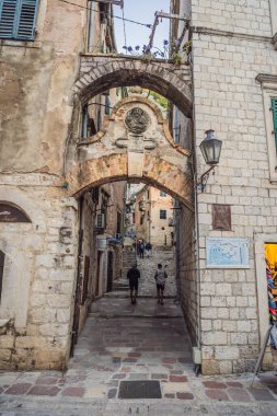 16.10.2021, Karadağ ve Kotor: Karadağ 'ın Eski Kotor kentinde güneşli bir günde renkli bir cadde