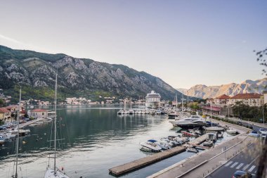 Karadağ. Kotor Körfezi, Kotor Körfezi, Boka Kotorska ve eski şehrin duvarları. Kotor 'un tahkimatları 1979 yılından bu yana UNESCO Dünya Mirasları Listesinde yer alıyor.