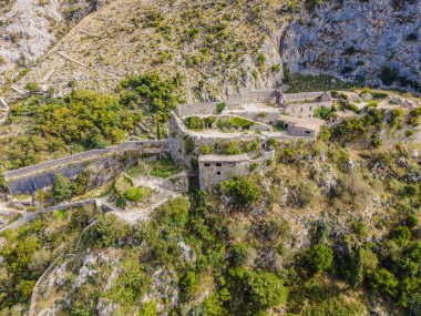 Karadağ. Kotor Körfezi, Kotor Körfezi, Boka Kotorska ve eski şehrin duvarları. Kotor 'un tahkimatları 1979 yılından bu yana UNESCO Dünya Mirasları Listesinde yer alıyor.