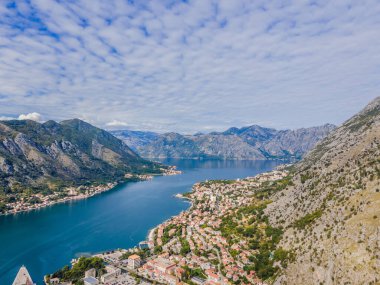 Karadağ. Kotor Körfezi, Kotor Körfezi, Boka Kotorska ve eski şehrin duvarları. Kotor 'un tahkimatları 1979 yılından bu yana UNESCO Dünya Mirasları Listesinde yer alıyor.