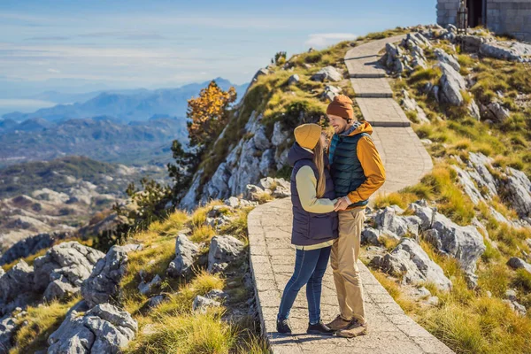 Coppia di turisti uomini e donne in paesaggio montano al parco nazionale Lovcen, Montenegro. Viaggio in Montenegro concetto — Foto Stock