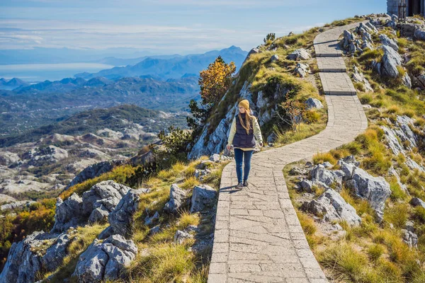 Karadağ 'daki ulusal park Lovcen' de dağ manzarasında kadın gezgin. Karadağ 'a Seyahat — Stok fotoğraf