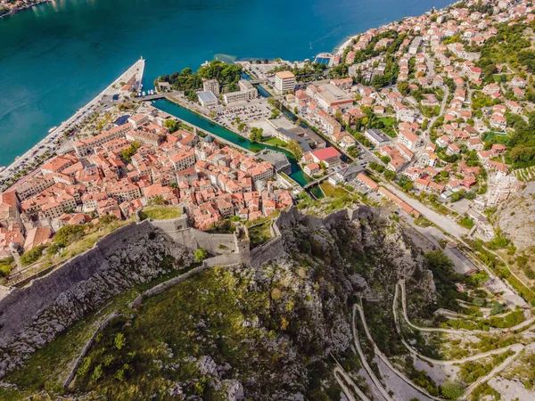 Montenegro. Bahía de Kotor, Golfo de Kotor, Boka Kotorska y ciudad vieja amurallada. Fortificaciones de Kotor está en la Lista del Patrimonio Mundial de la UNESCO desde 1979 —  Fotos de Stock