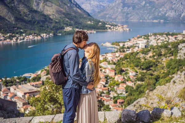 Casal mulher e homem turistas gosta da vista de Kotor. Montenegro. Baía de Kotor, Golfo de Kotor, Boka Kotorska e cidade velha murada. Viajar para Montenegro conceito. Fortificações de Kotor está na UNESCO — Fotografia de Stock