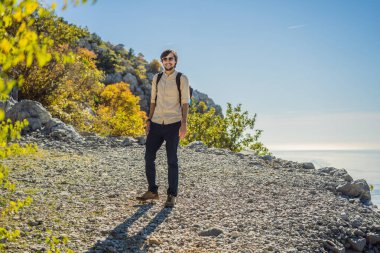 Karadağ 'ın Budva kentinin Panoramik manzarasının arka planındaki adam. Dağlardan Adriyatik Denizi 'ne güzel bir manzara