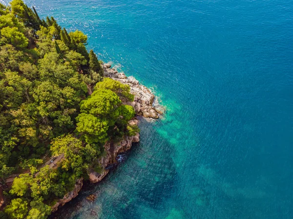 Vista aérea de las olas marinas y la fantástica costa rocosa, Montenegro — Foto de Stock