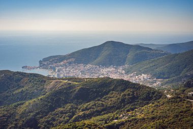 Karadağ 'ın Budva kentinin panoramik manzarası. Dağlardan Adriyatik Denizi 'ne güzel bir manzara