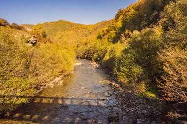 Karadağ, Moraca nehrinin temiz turkuaz suyu yeşil moraca kanyon doğa manzarasında. Karadağ 'da seyahat kavramı