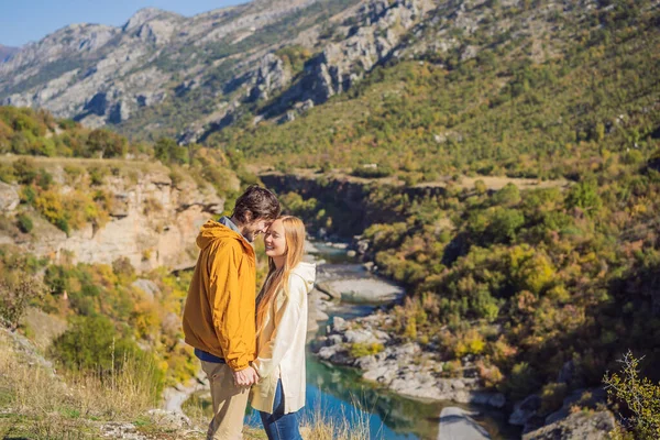 Чорногорія. Щаслива пара туристів на задньому плані чиста бірюзова вода річки Морака в зеленому каньйоні морака. Подорож по Чорногорії — стокове фото